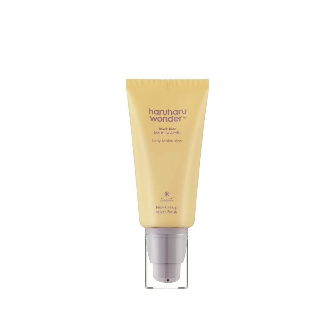 HARUHARU WONDER Black Rice Moisture Airyfit Daily Moisturizer offers lightweight hydration and soothing care for the skin. Formulated with Black Rice Extract, Niacinamide, and Rice Bran Oil, it nourishes and enhances the skin's natural glow. Enriched with botanical extracts like Daisy Flower, Chickweed, and Houttuynia Cordata, this sunscreen helps calm and protect the skin while maintaining its moisture balance. The airy texture absorbs easily, leaving the skin soft, smooth, and refreshed for all-day comfor