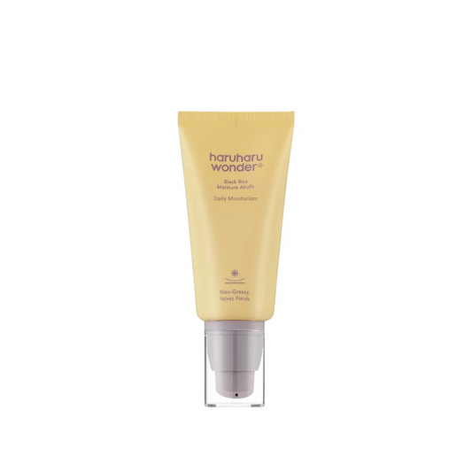 HARUHARU WONDER Black Rice Moisture Airyfit Daily Moisturizer offers lightweight hydration and soothing care for the skin. Formulated with Black Rice Extract, Niacinamide, and Rice Bran Oil, it nourishes and enhances the skin's natural glow. Enriched with botanical extracts like Daisy Flower, Chickweed, and Houttuynia Cordata, this sunscreen helps calm and protect the skin while maintaining its moisture balance. The airy texture absorbs easily, leaving the skin soft, smooth, and refreshed for all-day comfor